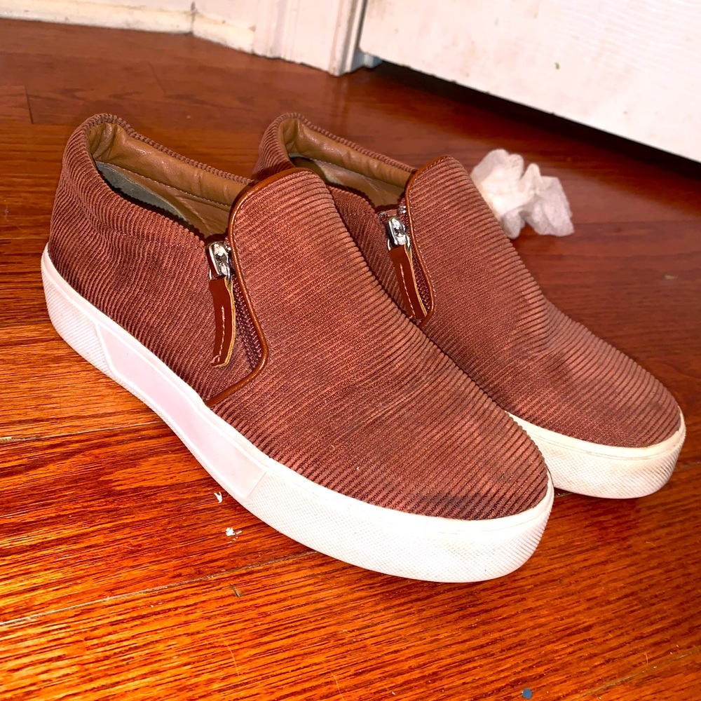 Women’s size 6 VOLATILE sneakers.